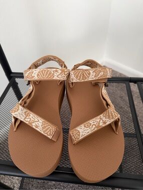Women's Camel Teva Flatform Universal Platform Sandals (NWOT) Size 8